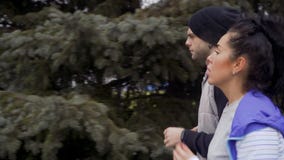 Jongeren die in slowmotion lopen stock footage Jongeren die in slowmotion lopen stock footage