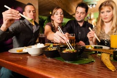 Jongeren die in Thais restaurant eten stock afbeeldingen Jongeren die in Thais restaurant eten stock afbeeldingen