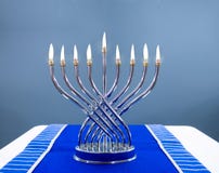 Joods Chanoekametaal Menorah met echte vlammen royalty-vrije stock afbeeldingen Joods Chanoekametaal Menorah met echte vlammen royalty-vrije stock afbeeldingen