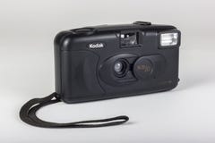 Jordanië, Amman, 08/11/2017 Oude die filmcamera Kodak op witte achtergrond wordt geïsoleerd stock afbeeldingen Jordanië, Amman, 08/11/2017 Oude die filmcamera Kodak op witte achtergrond wordt geïsoleerd stock afbeeldingen