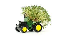 Jordbruks- traktor för grön leksak och att skörda och att bruka maskineri pÃ¥ ett vitt bakgrundsställe för text, isolat royaltyfri foto Jordbruks- traktor för grön leksak och att skörda och att bruka maskineri pÃ¥ ett vitt bakgrundsställe för text, isolat royaltyfri foto