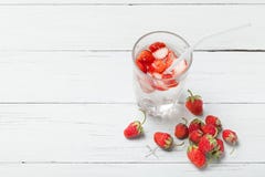 Jordgubbedetoxvatten, skivafrukt, exponeringsglas Kopiera utrymme f?r text royaltyfri fotografi Jordgubbedetoxvatten, skivafrukt, exponeringsglas Kopiera utrymme f?r text royaltyfri fotografi