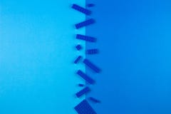 Joue le fond Blocs en plastique de construction sur le fond bleu images stock Joue le fond Blocs en plastique de construction sur le fond bleu images stock