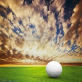 Jouer au golf. Bille sur la zone de golf image libre de droits Jouer au golf. Bille sur la zone de golf image libre de droits