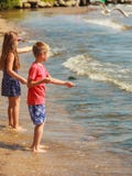 Jouer d'enfants extérieur sur la plage Image stock Jouer d'enfants extérieur sur la plage Image stock
