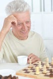 Jouer de sourire d'homme supérieur Photo stock Jouer de sourire d'homme supérieur Photo stock