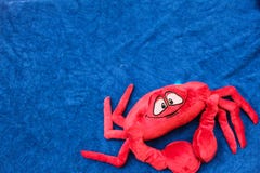 Jouet de crabe sur le fond bleu Photographie stock Jouet de crabe sur le fond bleu Photographie stock