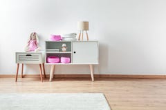 Jouet de peluche sur le coffret de chevet image stock Jouet de peluche sur le coffret de chevet image stock