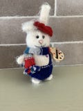 Jouet fabriqué à la main mignon d'artiste de lièvres ou de lapin tricoté avec les peintures et l'écharpe images libres de droits Jouet fabriqué à la main mignon d'artiste de lièvres ou de lapin tricoté avec les peintures et l'écharpe images libres de droits