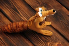 Jouet mou sur le fond en bois ?cureuil photographie stock Jouet mou sur le fond en bois ?cureuil photographie stock