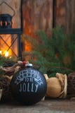 Jouet noir fait main de boule de vintage de Noël avec un espace rustique de copie de style de fond brûlant de lanterne photo stock Jouet noir fait main de boule de vintage de Noël avec un espace rustique de copie de style de fond brûlant de lanterne photo stock