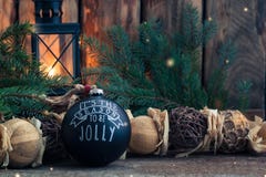Jouet noir fait main de boule de vintage de Noël avec un espace rustique de copie de style de fond brûlant de lanterne photographie stock libre de droits Jouet noir fait main de boule de vintage de Noël avec un espace rustique de copie de style de fond brûlant de lanterne photographie stock libre de droits