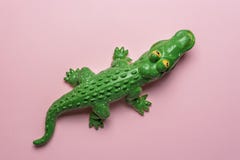 Jouet vert de crocodile sur le fond rose en pastel Art Concept minimal images libres de droits Jouet vert de crocodile sur le fond rose en pastel Art Concept minimal images libres de droits
