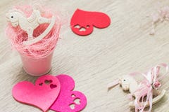 2 jouets de basculage de poneys dans la petite configuration rose d'appartement de coeurs de seau et de feutre Vue supérieure Cop photo libre de droits 2 jouets de basculage de poneys dans la petite configuration rose d'appartement de coeurs de seau et de feutre Vue supérieure Cop photo libre de droits