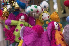 Jouets de feutre Jouets de laine lumineux dans l'étalage d'une boutique de cadeaux photo stock Jouets de feutre Jouets de laine lumineux dans l'étalage d'une boutique de cadeaux photo stock
