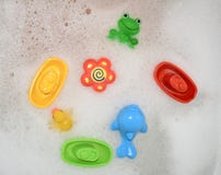 Jouets flottant dans le bain avec la mousse photo libre de droits Jouets flottant dans le bain avec la mousse photo libre de droits
