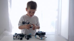 Jouets robotiques, support gentil d'enfant des pièces de robots avec l'intelligence artificielle dans la chambre lumineuse à la m Jouets robotiques, support gentil d'enfant des pièces de robots avec l'intelligence artificielle dans la chambre lumineuse à la m