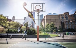 Joueur de basket jouant dur photographie stock Joueur de basket jouant dur photographie stock