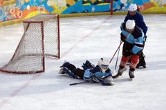Joueur de gardien de but de hockey sur glace sur le but en action-Russie Berezniki le 13 mars 20 18 images libres de droits Joueur de gardien de but de hockey sur glace sur le but en action-Russie Berezniki le 13 mars 20 18 images libres de droits
