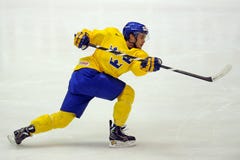 Joueur de hockey de glace de la Suède images stock Joueur de hockey de glace de la Suède images stock