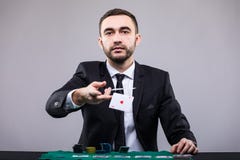 Joueur de poker dans le costume jetant deux cartes d'as photo libre de droits Joueur de poker dans le costume jetant deux cartes d'as photo libre de droits