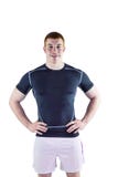 Joueur de sourire de rugby avec des mains sur des hanches Photos stock Joueur de sourire de rugby avec des mains sur des hanches Photos stock