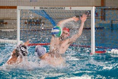 Joueur de Waterpolo - action d'attaque photo stock Joueur de Waterpolo - action d'attaque photo stock