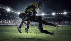 Joueurs de football américain à l'arène Media mélangé photographie stock Joueurs de football américain à l'arène Media mélangé photographie stock