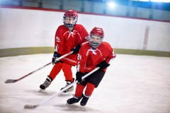 Joueurs de garçons de la jeunesse d'hockey sur la glace photo libre de droits Joueurs de garçons de la jeunesse d'hockey sur la glace photo libre de droits