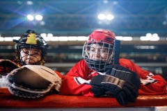 Joueurs de hockey de sourire de garçons de la jeunesse photographie stock Joueurs de hockey de sourire de garçons de la jeunesse photographie stock