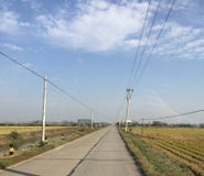 Jour clair d'automne dans un petit village chinois photographie stock libre de droits Jour clair d'automne dans un petit village chinois photographie stock libre de droits