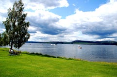 Jour d'étés norvégien par le lac images stock Jour d'étés norvégien par le lac images stock