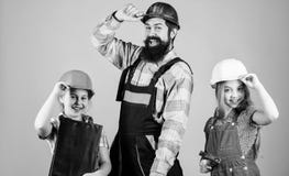 Jour de p?res Les soeurs aident le constructeur de p?re Autoguidez la r?novation Cr?ez la pi?ce que vous voulez vraiment vivant S photographie stock Jour de p?res Les soeurs aident le constructeur de p?re Autoguidez la r?novation Cr?ez la pi?ce que vous voulez vraiment vivant S photographie stock