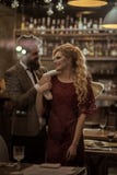 Jour de valentines avec la femme sexy et l'homme barbu Date des couples de famille dans des relations romantiques, amour Réunion photographie stock libre de droits Jour de valentines avec la femme sexy et l'homme barbu Date des couples de famille dans des relations romantiques, amour Réunion photographie stock libre de droits
