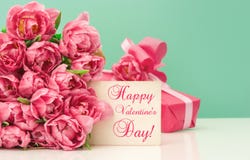 Jour de valentines heureux rose de carte de voeux de cadeau de tulipes images stock Jour de valentines heureux rose de carte de voeux de cadeau de tulipes images stock