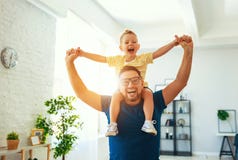 Jour du `s de p?re Le fils heureux de famille ?treint son papa photos libres de droits Jour du `s de p?re Le fils heureux de famille ?treint son papa photos libres de droits