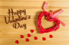 Jour heureux du ` s de Valentine de signe de coeur sur une texture en bois, et petits coeurs en verre Images stock Jour heureux du ` s de Valentine de signe de coeur sur une texture en bois, et petits coeurs en verre Images stock
