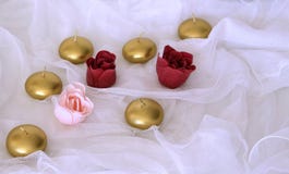 Jour ou mariage de valentines Valentine Gift Bougies d'or et fleurs roses sur le fond blanc de satin Beau Valentine image stock Jour ou mariage de valentines Valentine Gift Bougies d'or et fleurs roses sur le fond blanc de satin Beau Valentine image stock