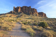 Journal de hausse en montagnes de superstition, Arizona image stock Journal de hausse en montagnes de superstition, Arizona image stock