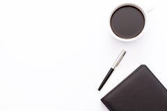 Journal intime noir, stylo et une tasse de café noir sur un fond blanc concept minimal d'affaires images stock Journal intime noir, stylo et une tasse de café noir sur un fond blanc concept minimal d'affaires images stock