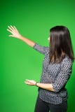 Journaliste d'actualités de temps de TV au travail Ancre d'actualités présentant le rapport de temps du monde Enregistrement de p images stock Journaliste d'actualités de temps de TV au travail Ancre d'actualités présentant le rapport de temps du monde Enregistrement de p images stock