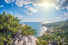 Journée de paysage vue d'une haute montagne sur la côte de la mer photos stock Journée de paysage vue d'une haute montagne sur la côte de la mer photos stock
