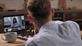 Jovem Casal Jogando Xadrez on-line Usando Videoconferência Filme - Vídeo de  xadrez, mulher: 203843010