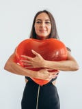 Jovem mulher alegre com os balões que estão e que sorriem imagem de stock Jovem mulher alegre com os balões que estão e que sorriem imagem de stock