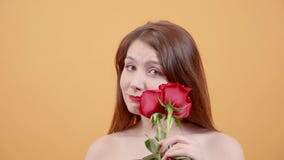 Jovem mulher atrativa com as rosas em sua mão que levanta para a câmera vídeos de arquivo Jovem mulher atrativa com as rosas em sua mão que levanta para a câmera vídeos de arquivo