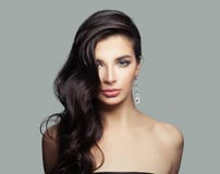 Jovem mulher atrativa com composição, cabelo escuro longo e brincos do diamante fotos de stock Jovem mulher atrativa com composição, cabelo escuro longo e brincos do diamante fotos de stock