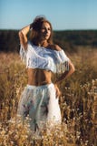 Jovem mulher atrativa com a posição atlética magro do corpo que levanta no prado imagem de stock Jovem mulher atrativa com a posição atlética magro do corpo que levanta no prado imagem de stock