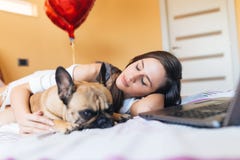 Jovem mulher atrativa com seu cão imagem de stock Jovem mulher atrativa com seu cão imagem de stock