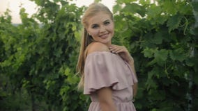 Jovem mulher atrativa que levanta ao andar nos vinhedos vídeos de arquivo Jovem mulher atrativa que levanta ao andar nos vinhedos vídeos de arquivo
