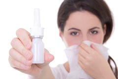 Jovem mulher atrativa que mantém o pulverizador nasal isolado no branco fotografia de stock Jovem mulher atrativa que mantém o pulverizador nasal isolado no branco fotografia de stock